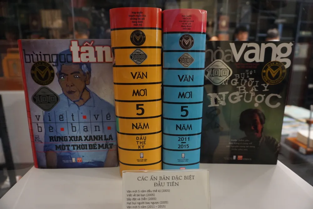 Các ấn bản đặc biệt đầu tiên do Đông A thực hiện, đa phần tập trung vào các tác giả Việt Nam đương đại