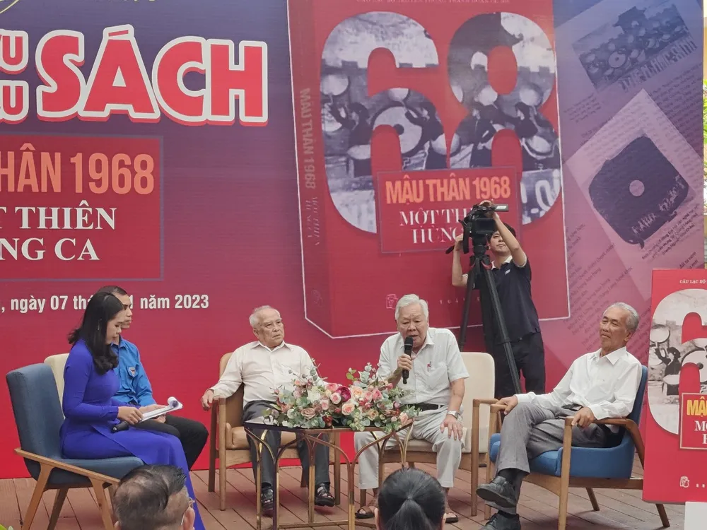 Các khách mời tại chương trình. Từ phải qua: Ông Nguyễn Thanh Công, ông Võ Anh Thanh và ông Phan Anh Điền và Bí thư Huyện Đoàn Bình Chánh Nguyễn Quang Tuấn