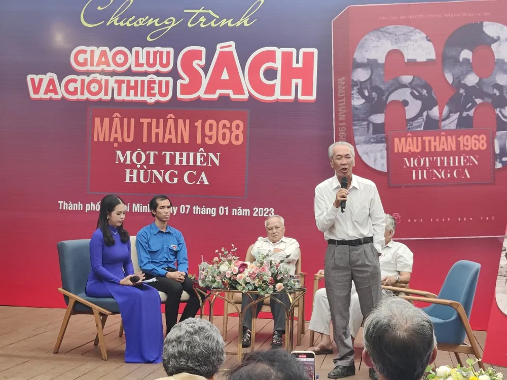 Ông Nguyễn Thanh Công (đứng) nhớ lại những năm tháng hào hùng, sục sôi từ phong trào học sinh, sinh viên của thành phố