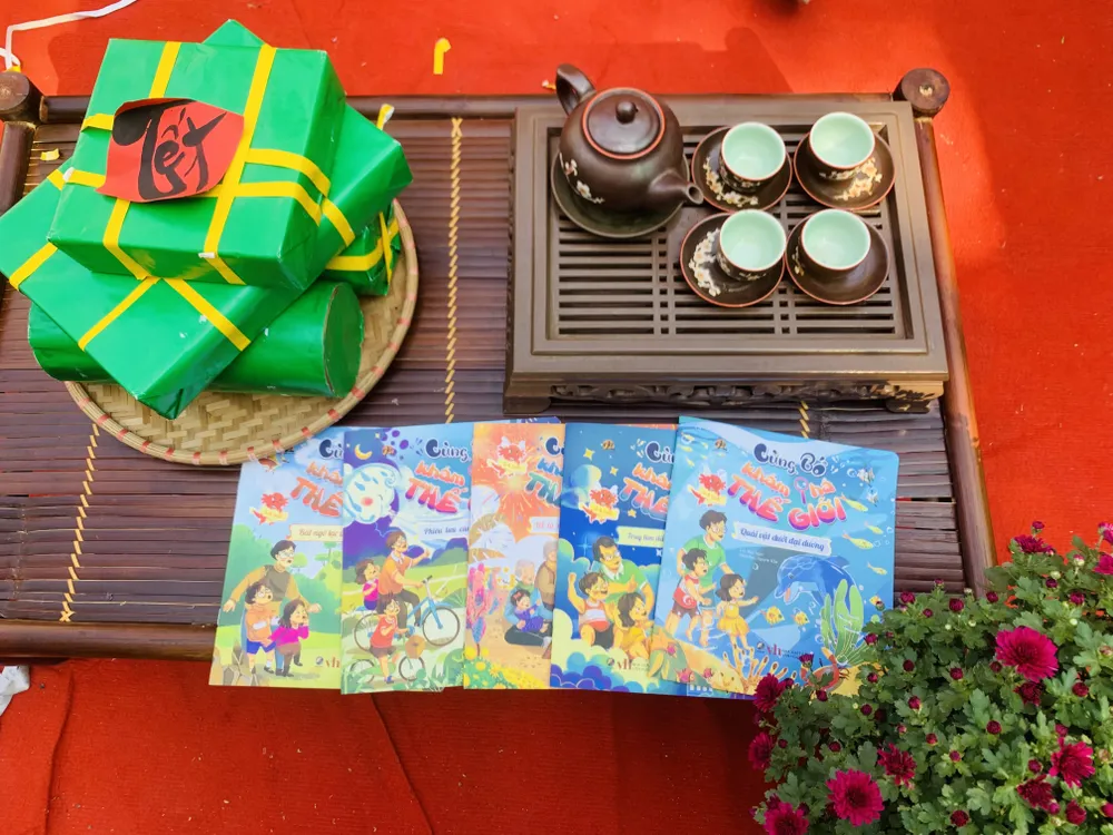 Bộ sách "Cùng bố khám phá thế giới" đánh dấu sự trở lại của nhà văn Hoàng Anh Tú trong vai trò của ông bố 3 con "siêu tâm lý" Bộ sách "Cùng bố khám phá thế giới" đánh dấu sự trở lại của nhà văn Hoàng Anh Tú trong vai trò của ông bố 3 con "siêu tâm lý"