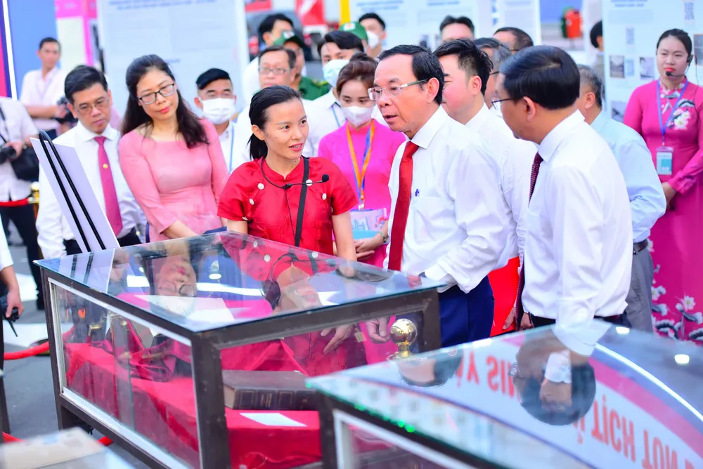 Bí thư Thành ủy Nguyễn Văn Nên tham quan gian hàng trưng bày và giới thiệu sách đặc biệt. Ảnh: DŨNG PHƯƠNG