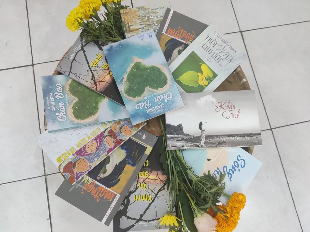 Tại Sân thơ trẻ có những "rổ thơ" tạo thiện cảm cho công chúng