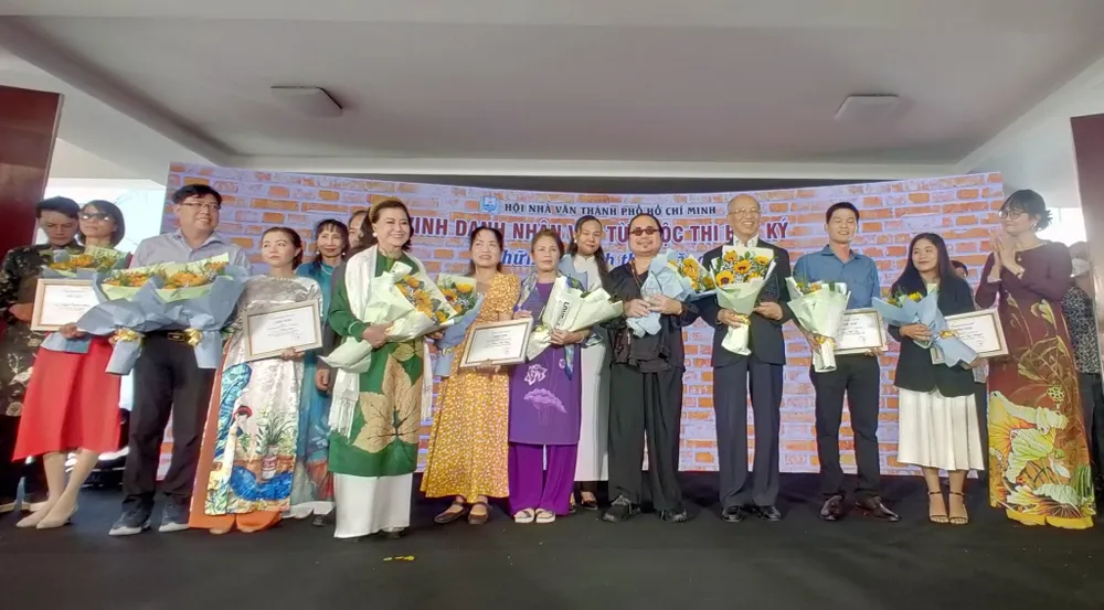 Trao giải cho các tác giả và một số nhân vật trong cuộc thi bút ký "Những hy sinh thầm lặng". Ảnh: DŨNG PHƯƠNG Trao giải cho các tác giả và một số nhân vật trong cuộc thi bút ký "Những hy sinh thầm lặng". Ảnh: DŨNG PHƯƠNG