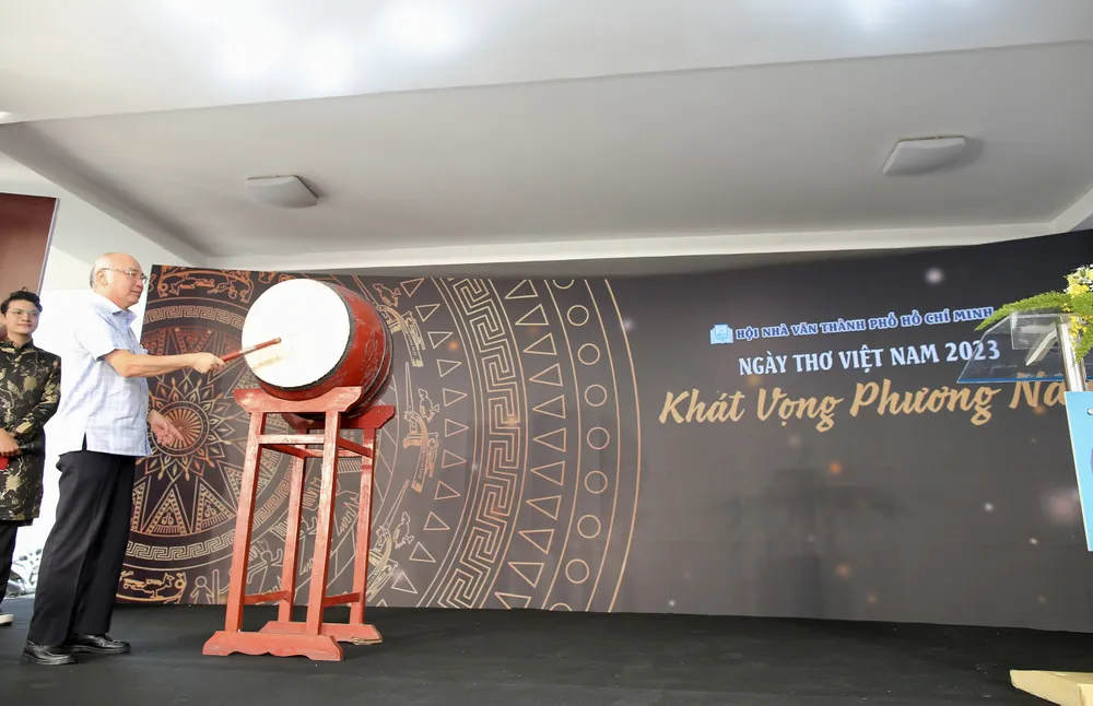 Đồng chí Phan Nguyễn Như Khuê đánh trống khai mạc Ngày thơ Việt Nam năm 2023. Ảnh: DŨNG PHƯƠNG Đồng chí Phan Nguyễn Như Khuê đánh trống khai mạc Ngày thơ Việt Nam năm 2023. Ảnh: DŨNG PHƯƠNG