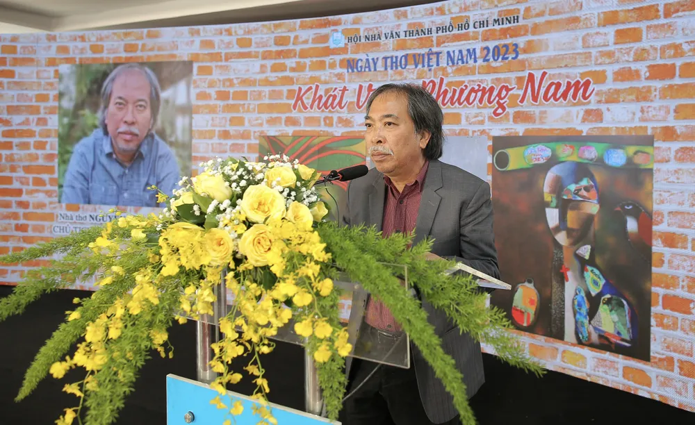 Nhà thơ Nguyễn Quang Thiều tham dự ngày thơ. Ảnh: DŨNG PHƯƠNG Nhà thơ Nguyễn Quang Thiều tham dự ngày thơ. Ảnh: DŨNG PHƯƠNG