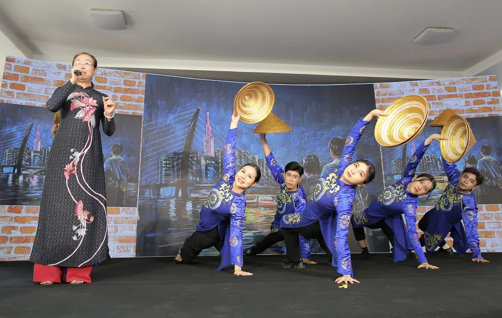 Nhà thơ Lê Tú Lệ thể hiện chương 4 của trường ca "Nghĩa tình và khát vọng" với sự hỗ trợ của nhóm múa. Ảnh: DŨNG PHƯƠNG Nhà thơ Lê Tú Lệ thể hiện chương 4 của trường ca "Nghĩa tình và khát vọng" với sự hỗ trợ của nhóm múa. Ảnh: DŨNG PHƯƠNG