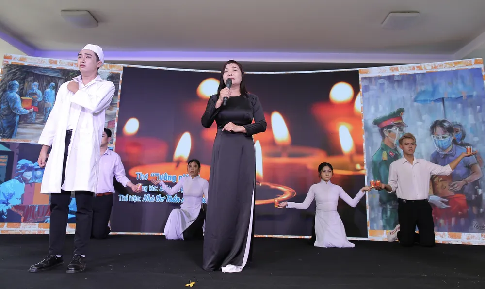 Nhà thơ Trần Mai Hương thể hiện bài thơ Tưởng niệm của bác sĩ Tự Hàn - nằm trong chùm thơ đoạt giải nhất trong cuộc thi thơ "Nhân nghĩa đất phương Nam". Ảnh: DŨNG PHƯƠNG Nhà thơ Trần Mai Hương thể hiện bài thơ Tưởng niệm của bác sĩ Tự Hàn - nằm trong chùm thơ đoạt giải nhất trong cuộc thi thơ "Nhân nghĩa đất phương Nam". Ảnh: DŨNG PHƯƠNG