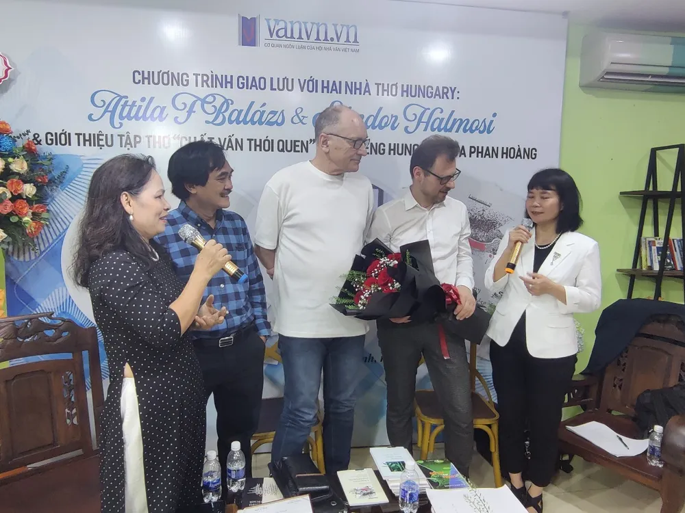 Nhà văn Trầm Hương (ngoài cùng bên trái), Phó Chủ tịch Hội Nhà văn TPHCM đến chia vui cùng nhà thơ Phan Hoàng và tặng hoa cho hai nhà thơ đến từ Hungary