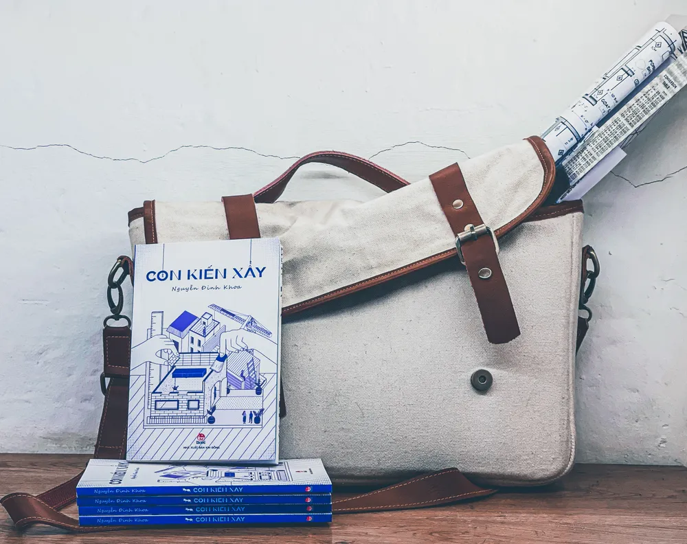 Với "Con kiến xây", Nguyễn Đinh Khoa mở ra một chiếc cầu để người đọc hiểu thêm về nghề xây dựng qua những bài tản văn nhẹ nhàng