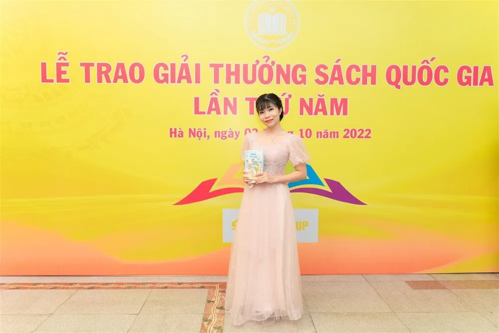 Nhà văn Bùi Tiểu Quyên tại lễ trao Giải thưởng Sách Quốc gia năm 2022. Tại mùa giải này, chị vinh dự nhận giải C cho truyện dài "Cà Nóng chu du Trường Sa"