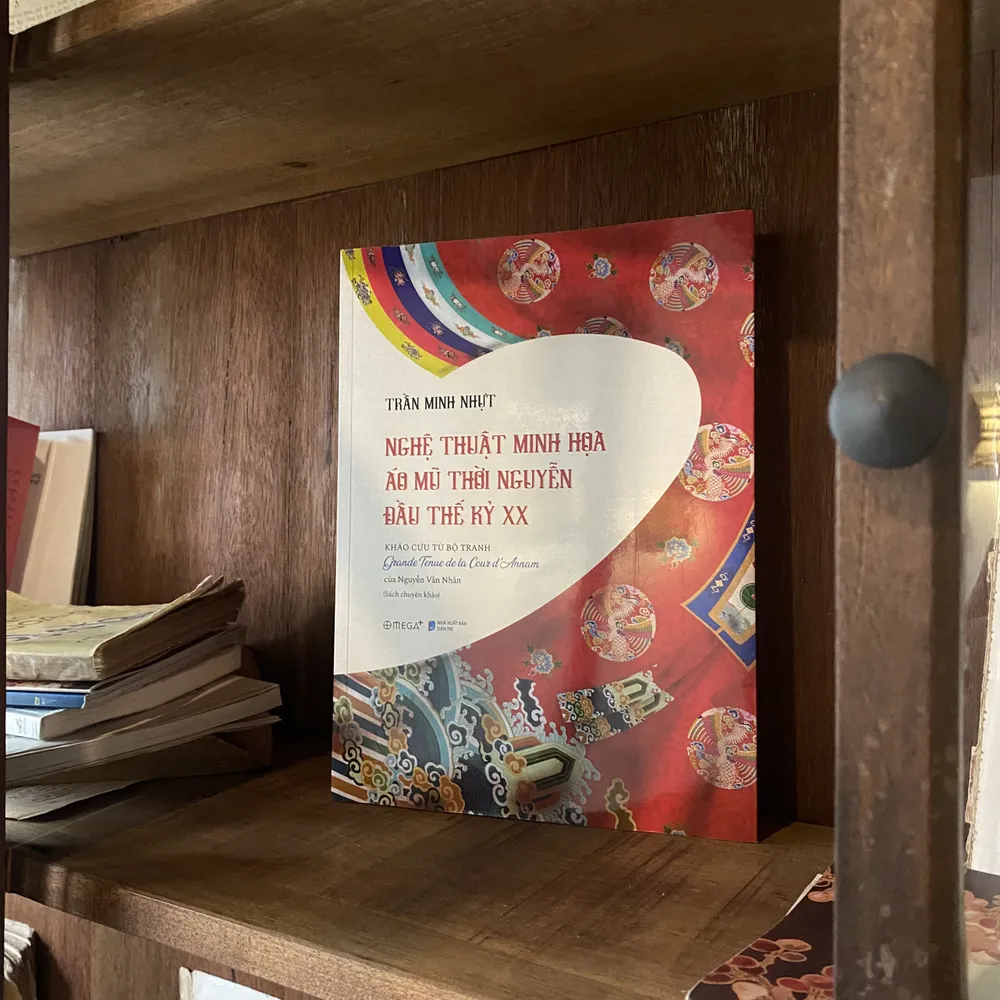 Ấn phẩm "Nghệ thuật minh họa áo mũ thời Nguyễn đầu thế kỷ XX" giống như một sự tôn vinh của hậu thế vì những đóng góp vô cùng ý nghĩa cho nghệ thuật minh họa Việt Nam nói chung và mỹ thuật Huế nói riêng của họa sĩ Nguyễn Văn Nhân