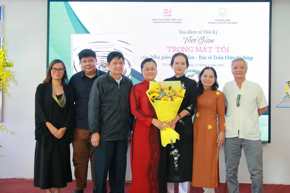 Đại diện Hội Nhà văn TPHCM chụp hình lưu niệm cùng người thân của gia đình bác sĩ Trần Hữu Nghiệp. Ảnh: THANH TRẦN Đại diện Hội Nhà văn TPHCM chụp hình lưu niệm cùng người thân của gia đình bác sĩ Trần Hữu Nghiệp. Ảnh: THANH TRẦN