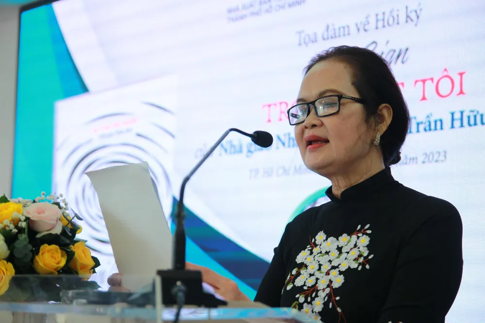 Nhà văn Bích Ngân, Chủ tịch Hội Nhà văn TPHCM phát biểu khai mạc tọa đàm. Ảnh: THANH TRẦN Nhà văn Bích Ngân, Chủ tịch Hội Nhà văn TPHCM phát biểu khai mạc tọa đàm. Ảnh: THANH TRẦN