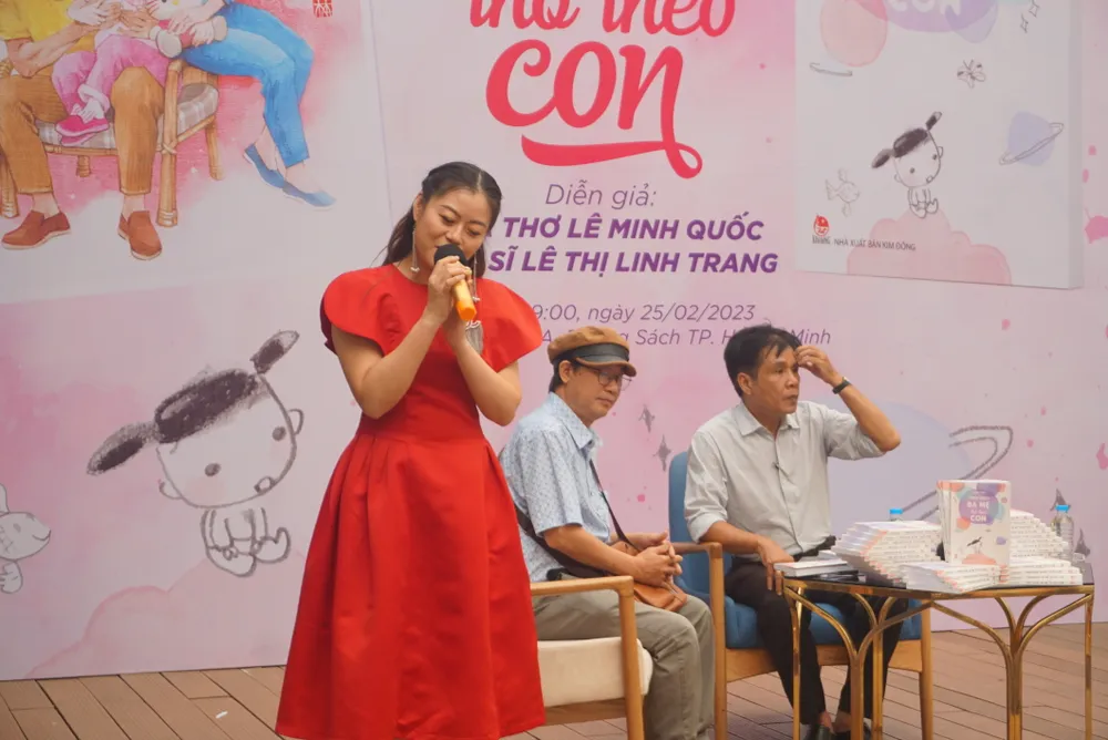 Ca sĩ Hoài Nguyên thể hiện ca khúc "Con gái của ba", bên cạnh là nhà thơ Lê Minh Quốc và nhạc sĩ Bùi Anh Tôn Ca sĩ Hoài Nguyên thể hiện ca khúc "Con gái của ba", bên cạnh là nhà thơ Lê Minh Quốc và nhạc sĩ Bùi Anh Tôn