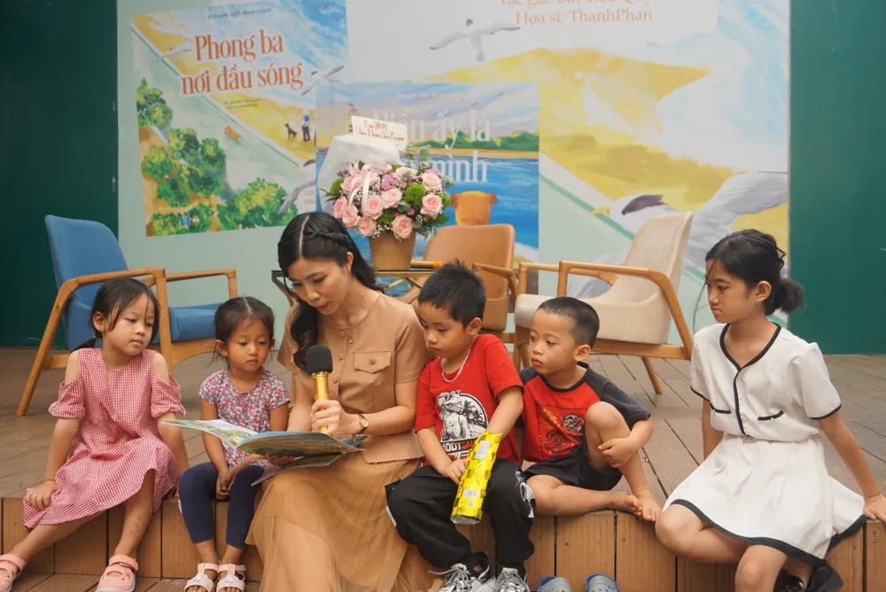 Nhà văn Bùi Tiểu Quyên đọc sách cho các em nhỏ