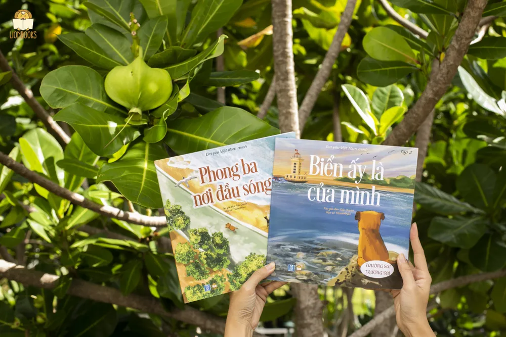 Bộ sách "Trường Sa! Biển ấy là của mình" gồm 2 tập, được thực hiện theo hình thức song ngữ Việt - Anh