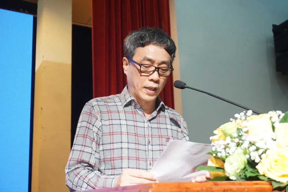 Nhà văn Nguyễn Bình Phương, Phó Chủ tịch Hội Nhà văn Việt Nam, phát biểu tại lễ trao giải