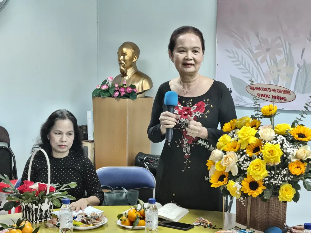 Nhà văn Bích Ngân, Chủ tịch Hội Nhà văn TPHCM đánh giá cao nỗ lực của Ban Nhà văn nữ trong việc thực hiện ấn phẩm "Lá của mùa"