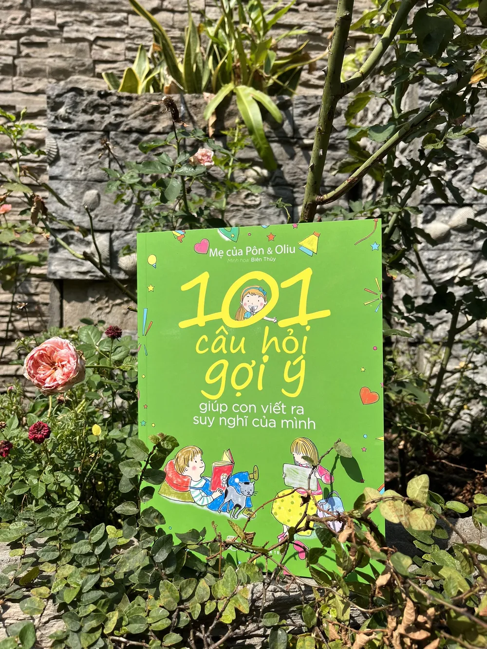 Cuốn sách của tác Mẹ của Pôn và Oliu khuyến khích bé tự ghi chép, học cách trình bày suy nghĩ của bản thân một cách rõ ràng bằng từ ngữ