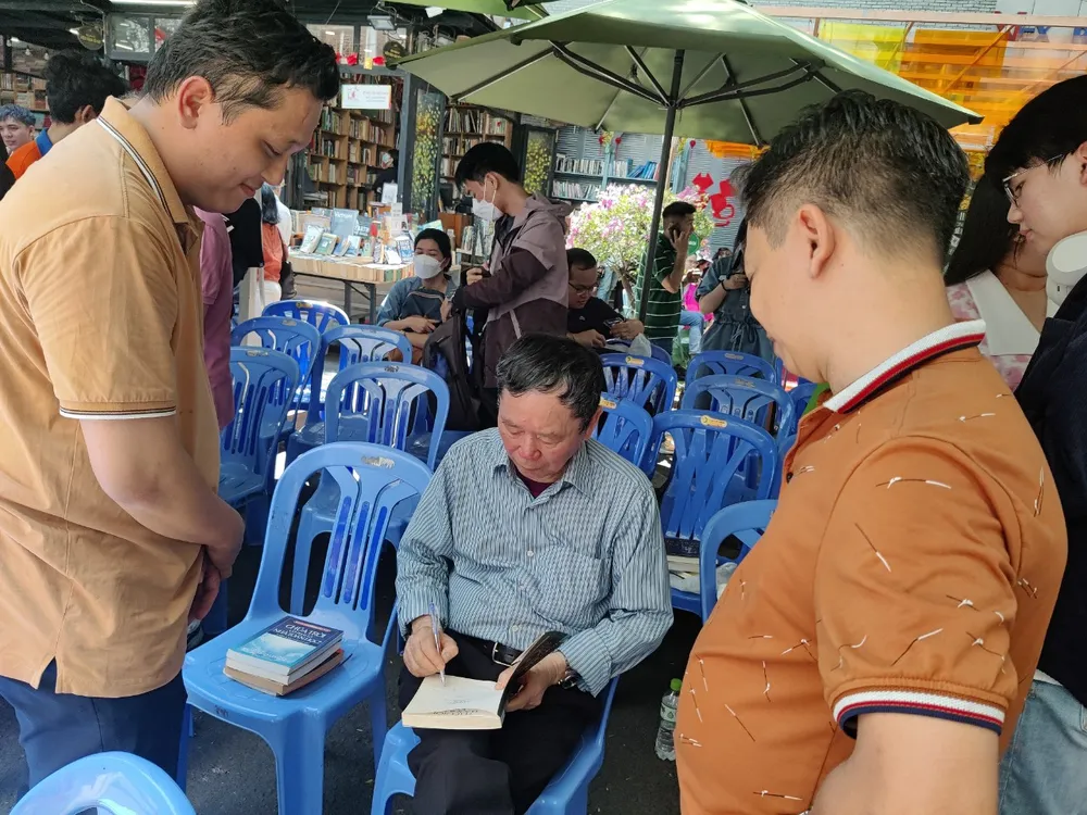 Ông Phạm Văn Thiều ký tặng sách cho bạn đọc