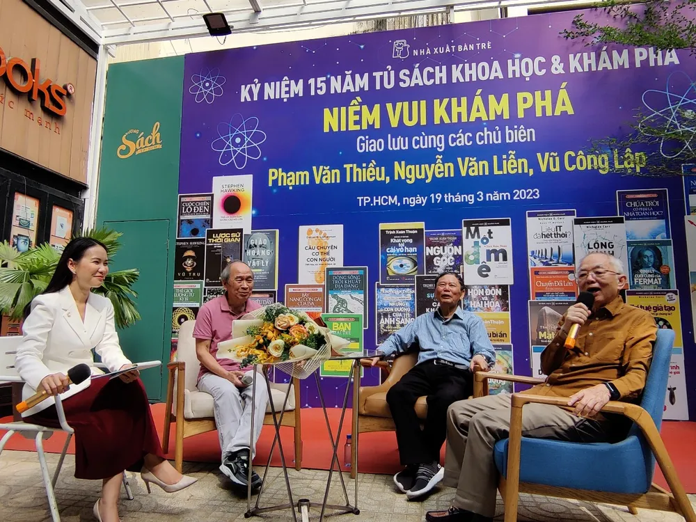 Ba chủ biên của Tủ sách Khoa học và Khám phá. Từ phải qua: Vũ Công Lập, Phạm Văn Thiều và Nguyễn Văn Liễn