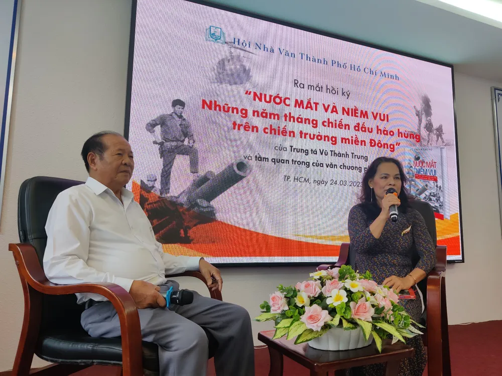 Trung tá Vũ Thành Trung và nhà văn Trầm Hương tại chương trình ra mắt sách