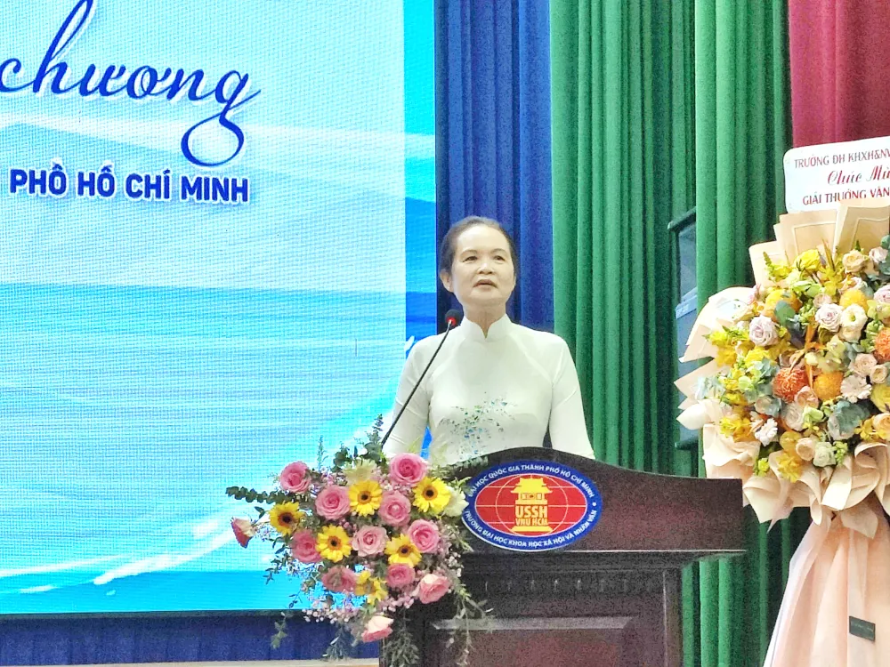 Nhà văn Bích Ngân, Chủ tịch Hội Nhà văn TPHCM phát biểu tại lễ trao giải