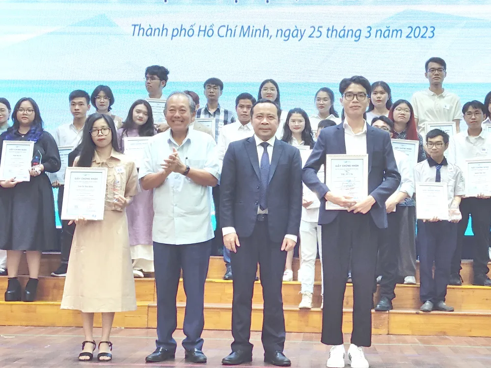 Nguyên Ủy viên Bộ Chính trị, nguyên Phó Thủ tướng Thường trực Chính phủ Trương Hòa Bình và PGS-TS Vũ Hải Quân, Giám đốc Đại học Quốc gia TPHCM trao giải nhất cho các tác giả đoạt giải