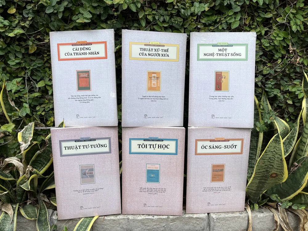 Bộ sách "Thu Giang Nguyễn Duy Cần" được thực hiện theo phong cách hoài cổ