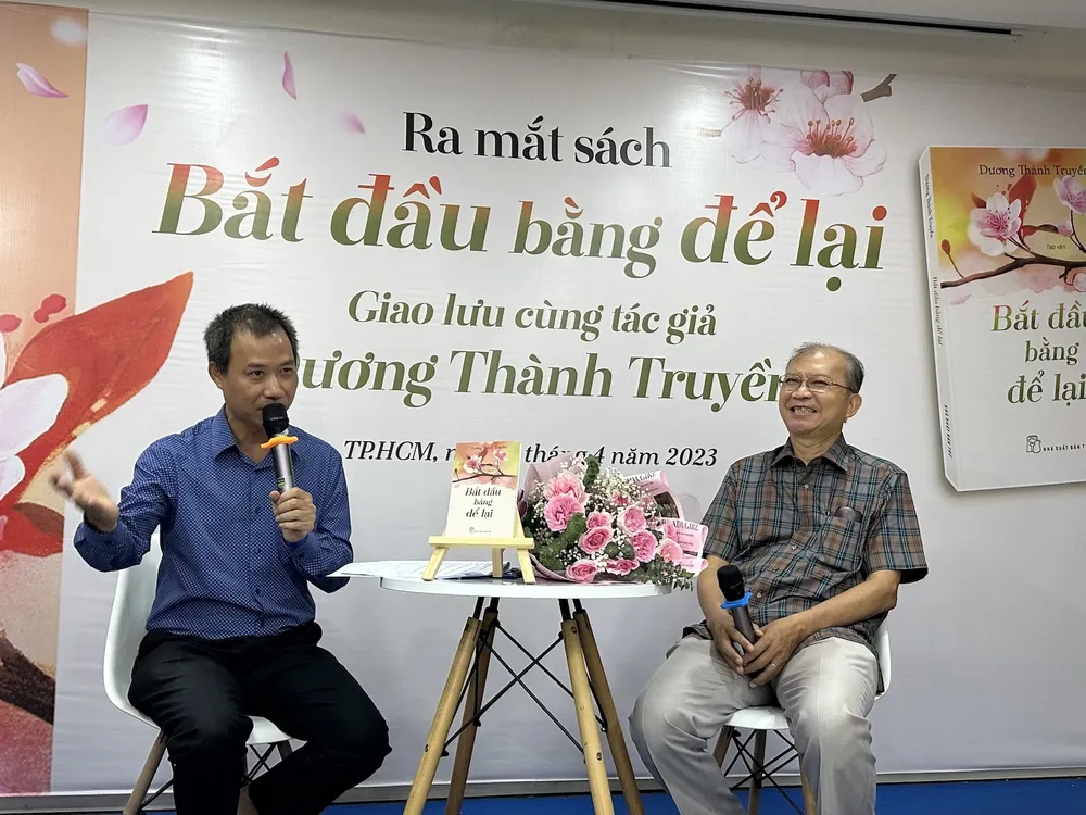 Nhà báo Dương Thành Truyền (phải) tại chương trình giao lưu ra mắt sách "Bắt đầu bằng để lại"