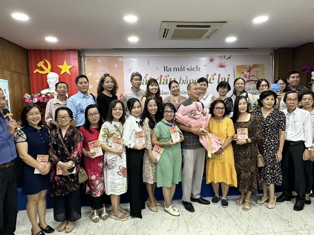 Nhà báo Dương Thành Truyền chụp ảnh cùng bạn đọc