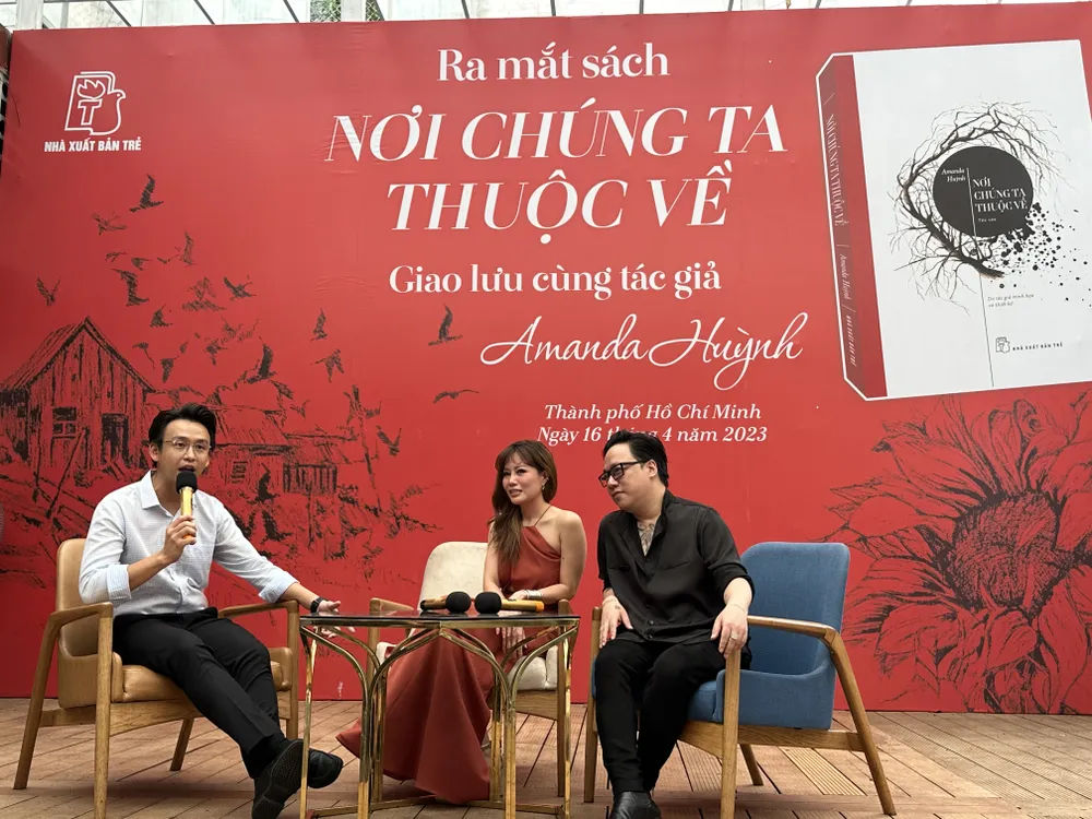 Tác giả Amanda Huỳnh (giữa) trong chương trình giao lưu với bạn đọc nhân dịp ra mắt tác phẩm "Nơi chúng ta thuộc về"