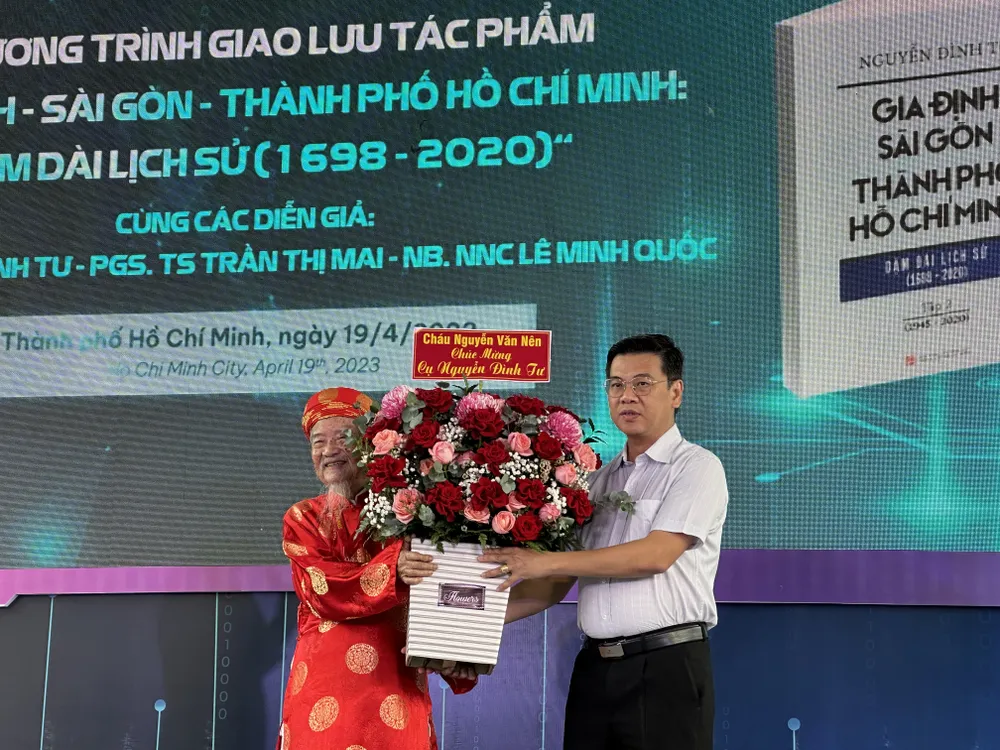 Phó Chủ tịch HĐND TPHCM Nguyễn Văn Dũng thay mặt đồng chí Nguyễn Văn Nên, Bí thư Thành ủy TPHCM, gửi lẵng hoa chúc mừng đến nhà nghiên cứu Nguyễn Đình Tư