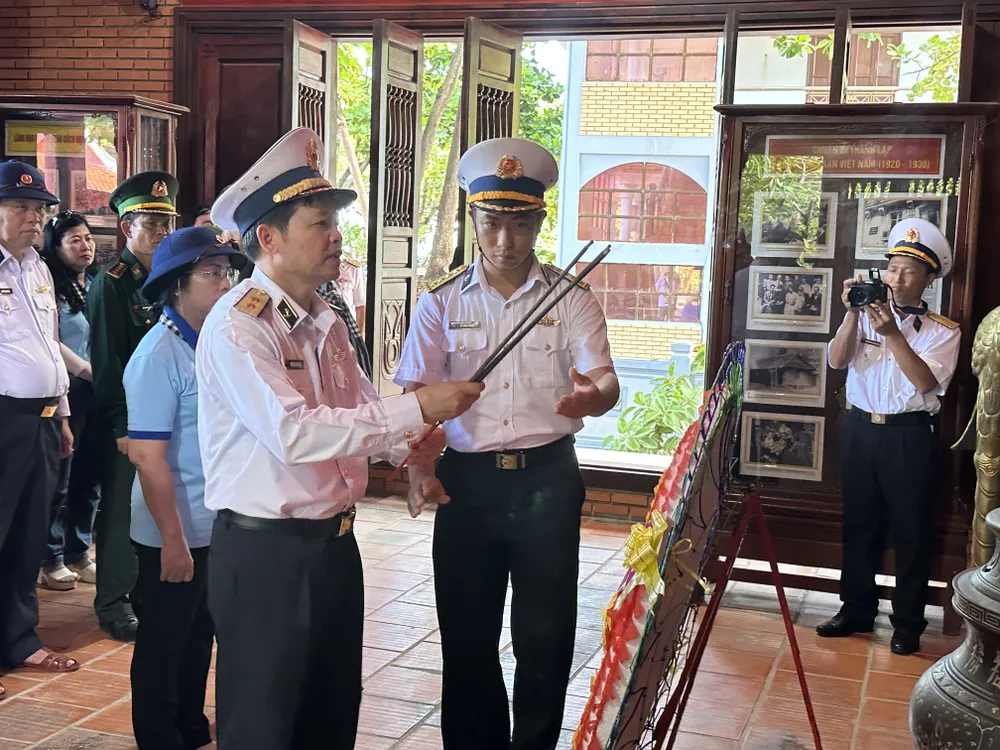 Trung tướng Nguyễn Văn Bổng dâng hương tại Nhà tưởng niệm Bác Hồ trên đảo Trường Sa