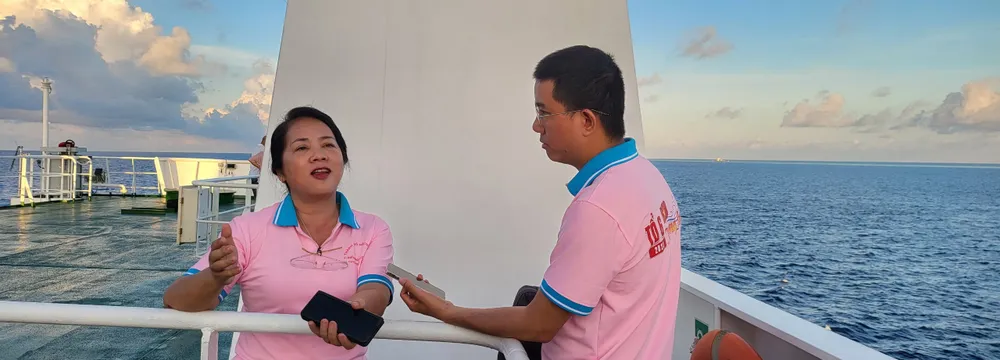 Phóng viên Báo SGGP phỏng vấn đồng chí Trần Kim Yến. Ảnh: KHẮC VĂN