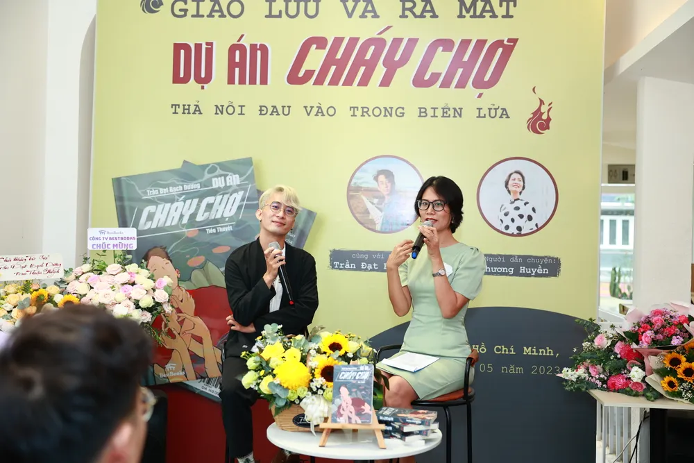 Tác giả Trần Đạt Bạch Dương (ngoài cùng bên trái) tại chương trình