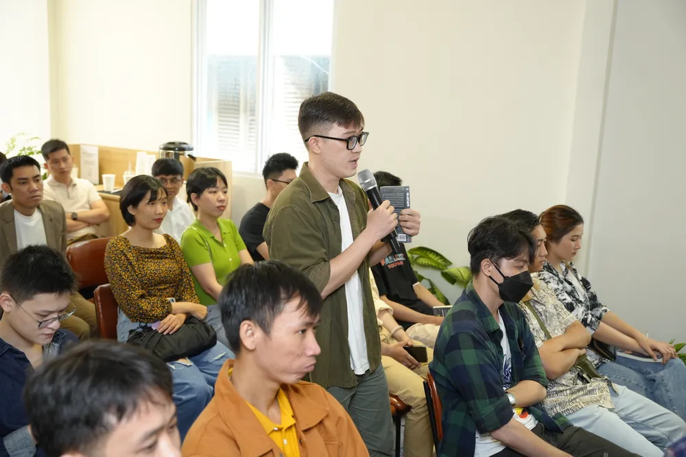 Bạn đọc đặt câu hỏi giao lưu với tác giả Trần Đạt Bạch Dương