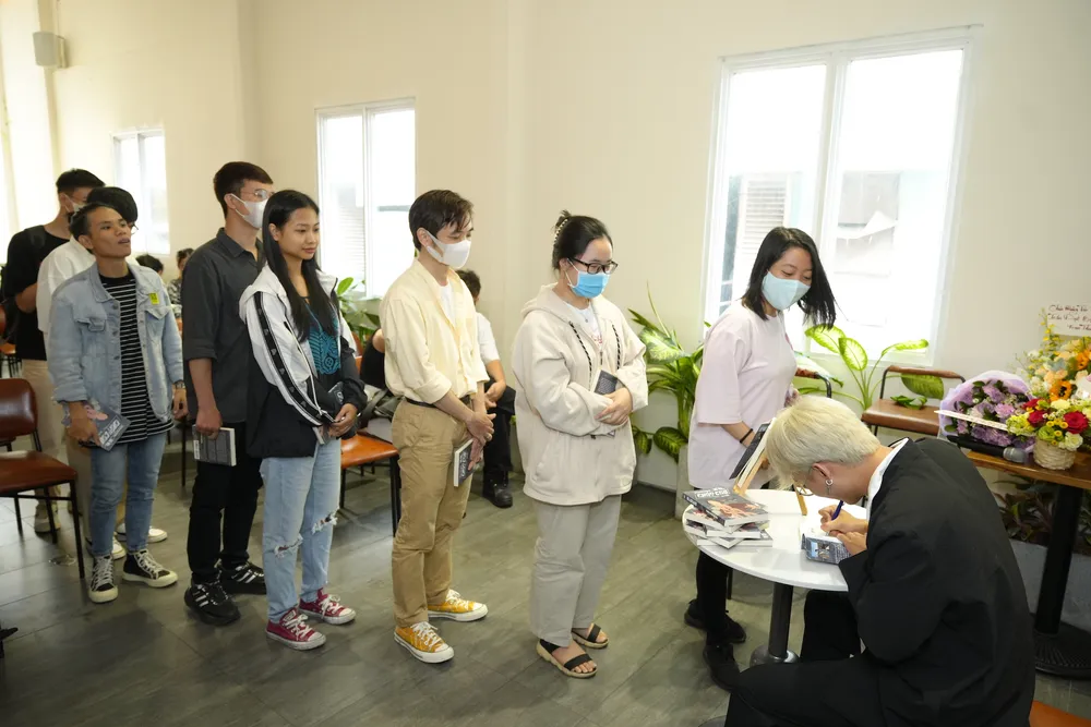 Bạn đọc xin chữ ký từ tác giả Trần Đạt Bạch Dương