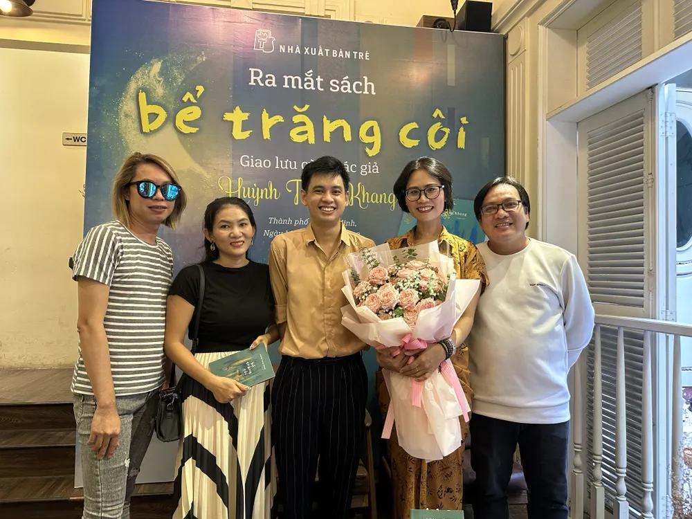 Bạn văn đến chia vui với nhà văn trẻ Huỳnh Trọng Khang. Từ trái qua: Tống Phước Bảo, Trần Huyền Trang, Huỳnh Trọng Khang, Phương Huyền và Trương Quốc Phong