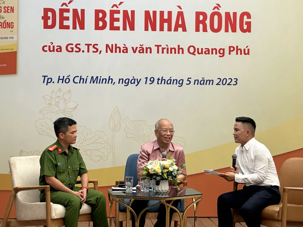 Tác giả, GS-TS Trình Quang Phú (giữa) tại chương trình giao lưu