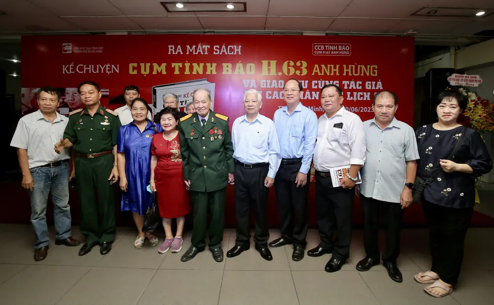 Đại tá Nguyễn Văn Tàu (Tư Cang) cùng các đồng chí: Nguyễn Minh Triết, nguyên Chủ tịch nước; Nguyễn Hồ Hải, Phó Bí thư Thành ủy TPHCM và khách mời. Ảnh: DŨNG PHƯƠNG