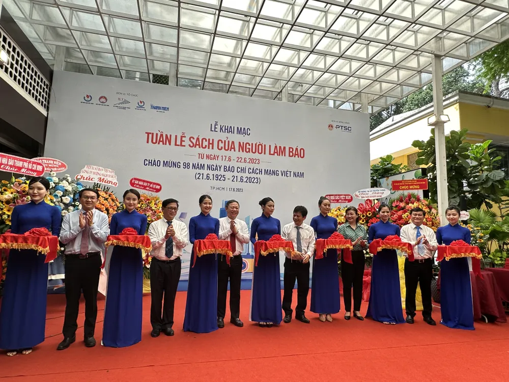 Các khách mời cắt băng khai mạc "Tuần lễ sách của người làm báo", diễn ra từ nay đến hết ngày 22-6