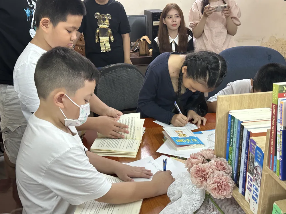 Các em nhỏ hào hứng trải nghiệm phương pháp đọc sách nhanh