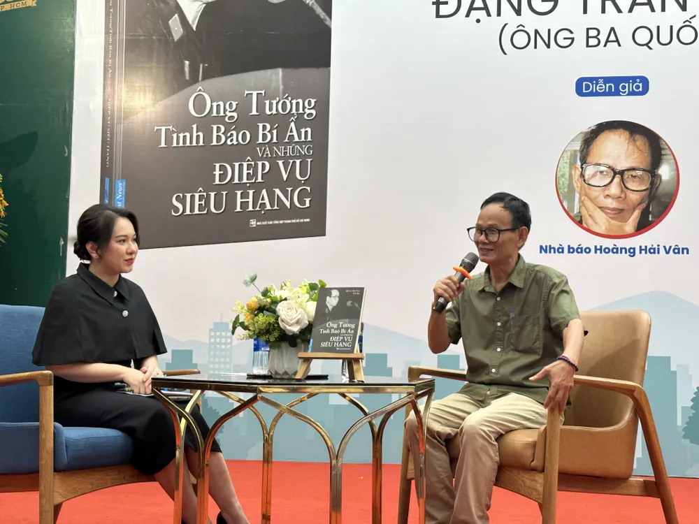 Nhà báo Hoàng Hải Vân chia sẻ tại chương trình giao lưu ra mắt sách "Ông tướng tình báo bí ẩn và những điệp vụ siêu hạng"