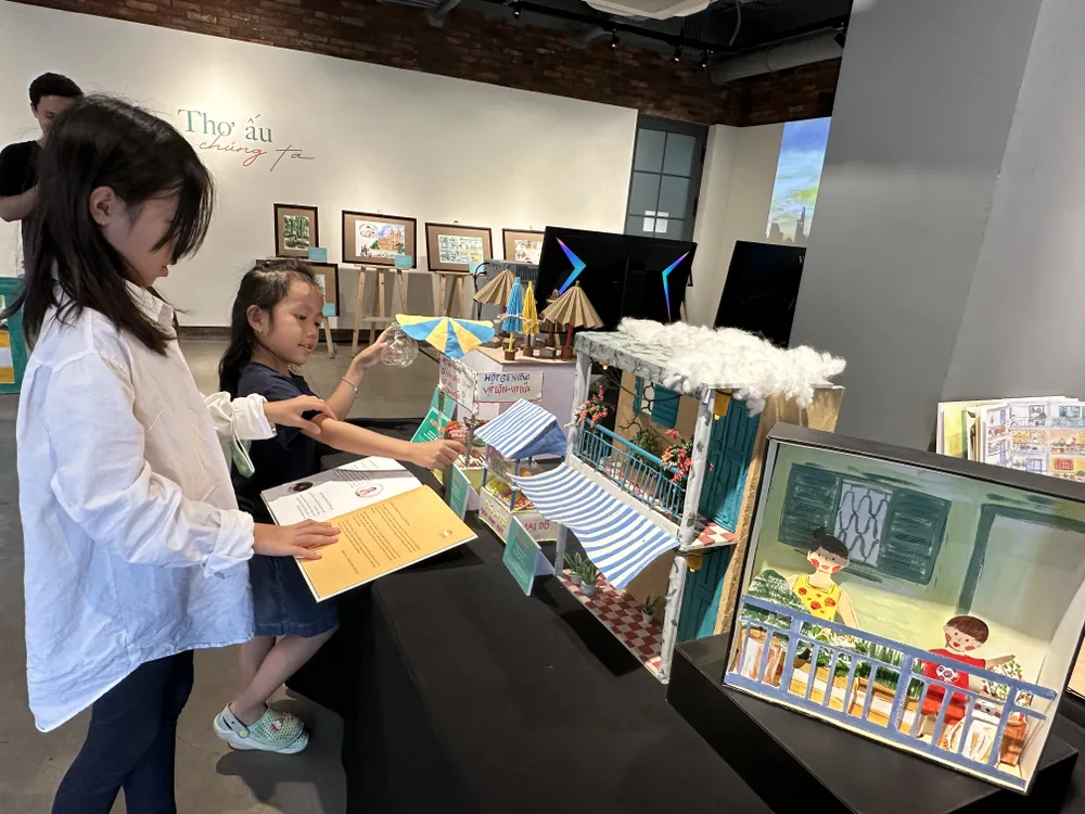 Các em nhỏ thích thú với những hình ảnh "bước ra" từ trang sách