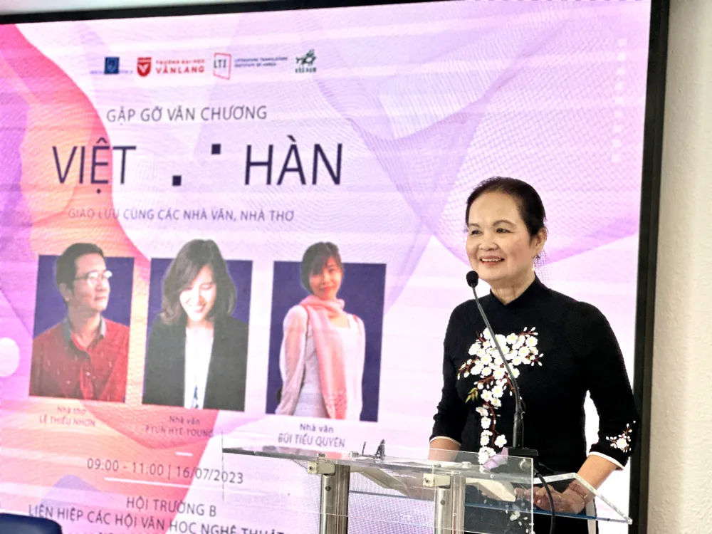 Nhà văn Bích Ngân, Chủ tịch Hội Nhà văn TPHCM phát biểu tại chương trình