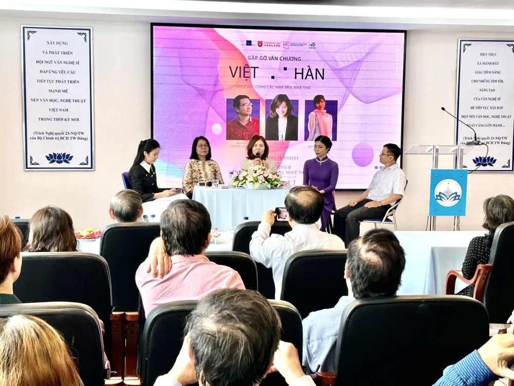 Đông đảo bạn đọc quan tâm đã tới tham dự chương trình