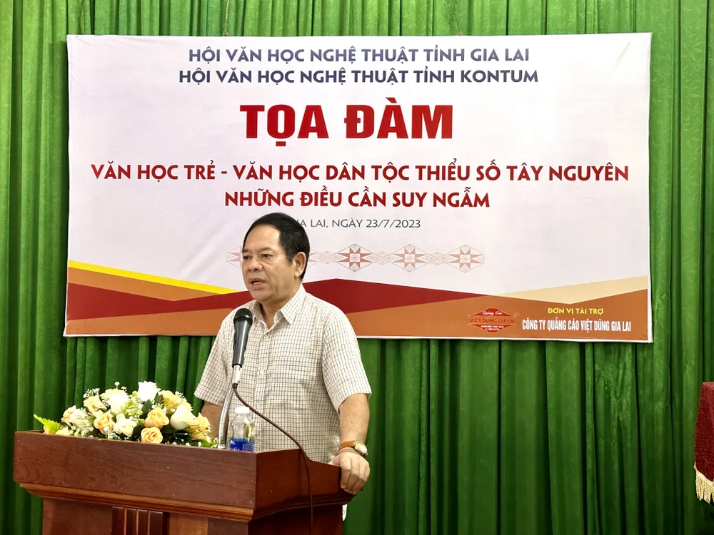 Nhà văn Cao Duy Sơn có những chia sẻ hữu ích tại tọa đàm