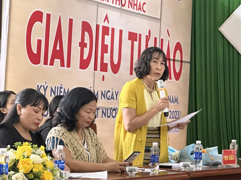 Nhà văn Thu Loan phát biểu tại tọa đàm