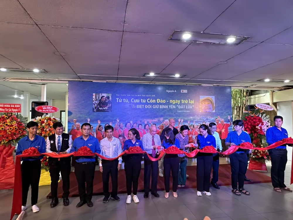 Đồng chí Phan Nguyễn Như Khuê và các đại biểu thực hiện nghi thức cắt băng khai mạc triển lãm